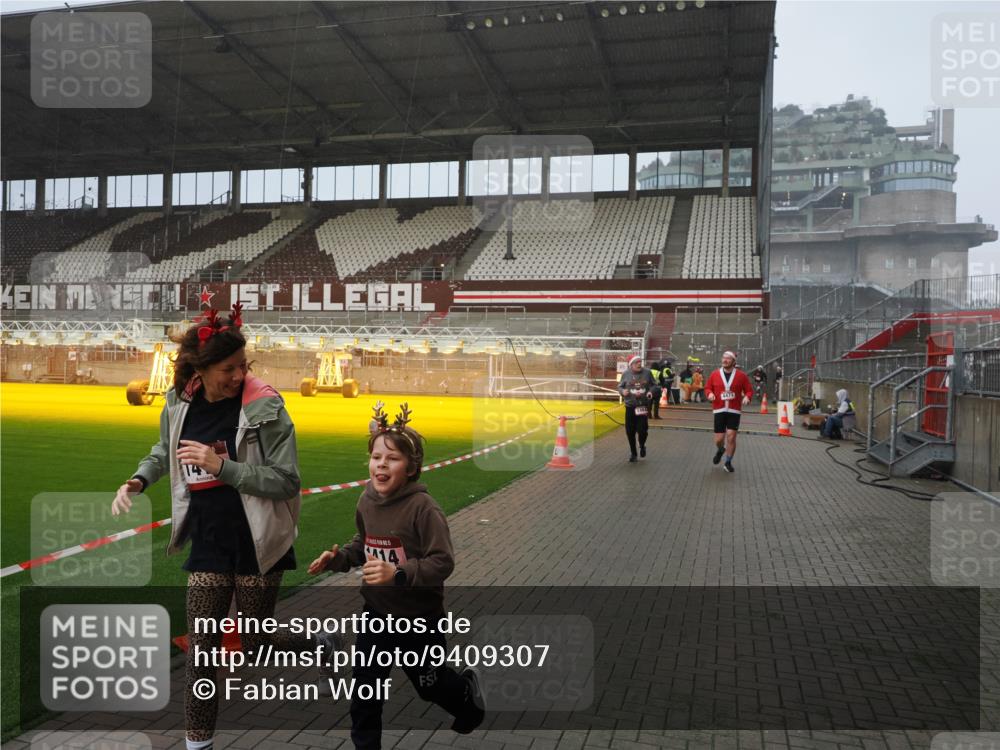 07.12.2025 - St. Pauli X-Mass-Run No. 15 Fabian Wolf http://msf.ph/oto/9409307 07.12.2025 11:08:43 Ziel 1412, xxxx, 1424, 1464, 1491, 1625, 2259, 2893, 4471, 4584, 4819, 4830 meine-sportfotos.de