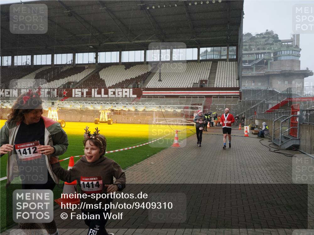 07.12.2025 - St. Pauli X-Mass-Run No. 15 Fabian Wolf http://msf.ph/oto/9409310 07.12.2025 11:08:43 Ziel 1412, xxxx, 1424, 1464, 1491, 1625, 2259, 2893, 4471, 4584, 4819, 4830 meine-sportfotos.de
