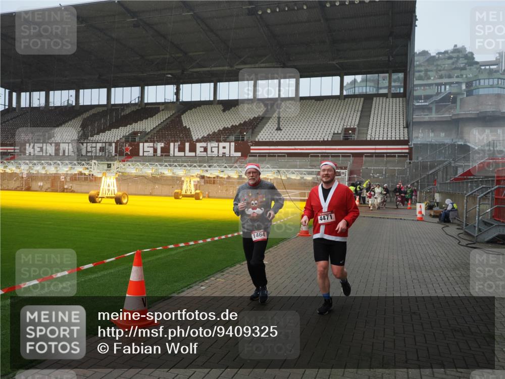 07.12.2025 - St. Pauli X-Mass-Run No. 15 Fabian Wolf http://msf.ph/oto/9409325 07.12.2025 11:08:47 Ziel 1412, xxxx, 1464, 2879, 2893, 2898, 4471 meine-sportfotos.de