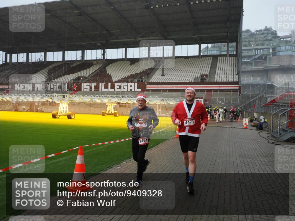07.12.2025 - St. Pauli X-Mass-Run No. 15 Fabian Wolf http://msf.ph/oto/9409328 07.12.2025 11:08:47 Ziel 1412, xxxx, 1464, 2879, 2893, 2898, 4471 meine-sportfotos.de
