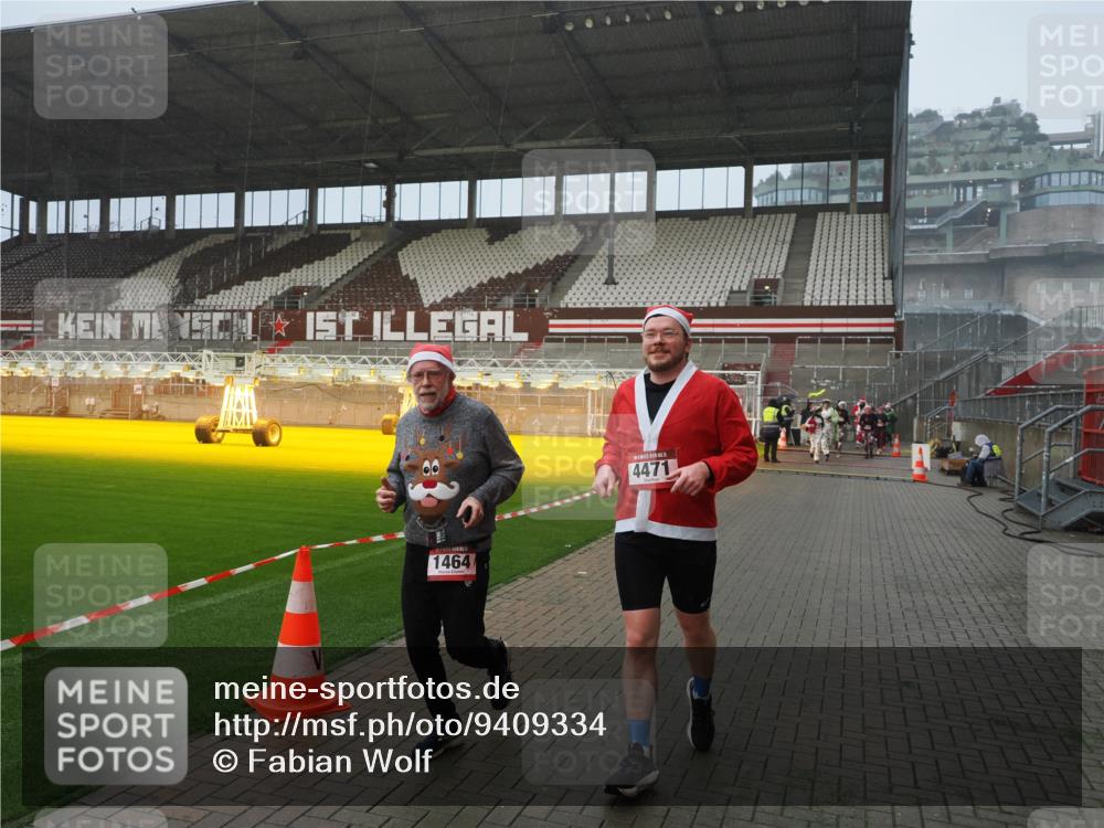 07.12.2025 - St. Pauli X-Mass-Run No. 15 Fabian Wolf http://msf.ph/oto/9409334 07.12.2025 11:08:47 Ziel 1412, xxxx, 1464, 2879, 2893, 2898, 4471 meine-sportfotos.de
