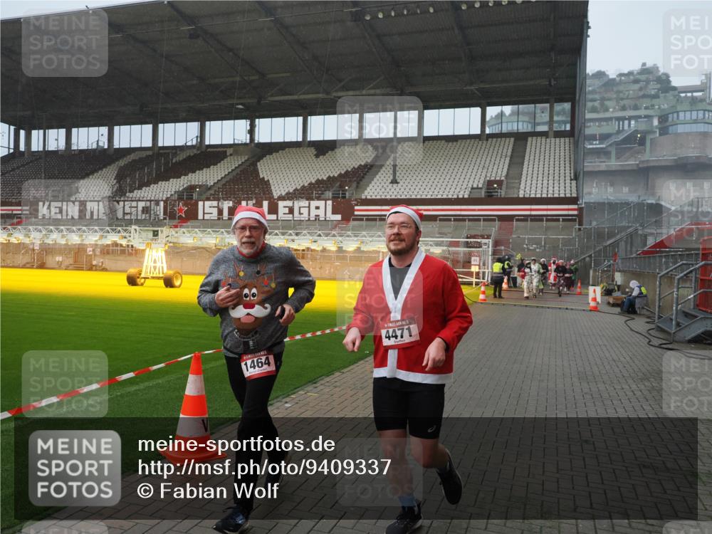 07.12.2025 - St. Pauli X-Mass-Run No. 15 Fabian Wolf http://msf.ph/oto/9409337 07.12.2025 11:08:47 Ziel 1412, xxxx, 1464, 2879, 2893, 2898, 4471 meine-sportfotos.de