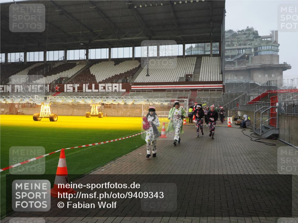 07.12.2025 - St. Pauli X-Mass-Run No. 15 Fabian Wolf http://msf.ph/oto/9409343 07.12.2025 11:08:54 Ziel 335, 338, 341, 619, 1205, 1211, 1412, xxxx, 1464, 1502, 1511, 2070, 2879, 2898, 4471 meine-sportfotos.de