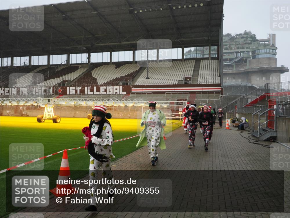 07.12.2025 - St. Pauli X-Mass-Run No. 15 Fabian Wolf http://msf.ph/oto/9409355 07.12.2025 11:08:55 Ziel 335, 338, 341, 495, 496, 619, 1205, 1211, 1412, xxxx, 1464, 1502, 1511, 2070, 2879, 2898, 4471 meine-sportfotos.de