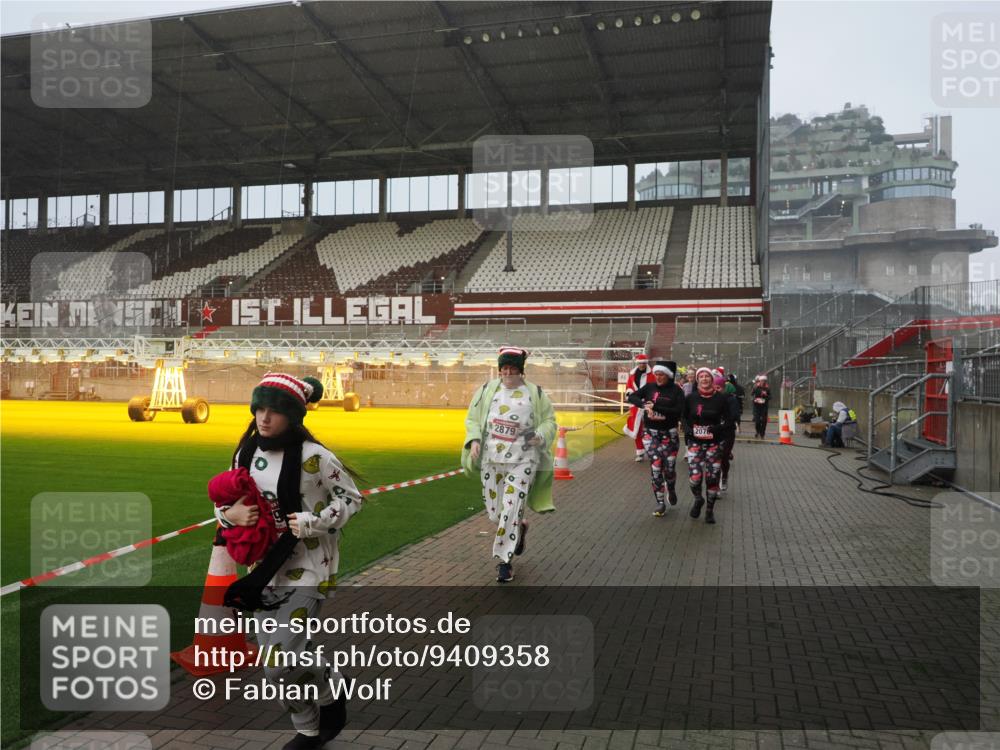 07.12.2025 - St. Pauli X-Mass-Run No. 15 Fabian Wolf http://msf.ph/oto/9409358 07.12.2025 11:08:56 Ziel 335, 338, 341, 495, 496, 619, 1205, 1211, 1464, 1502, 1511, 2070, 2879, 2898, 4471 meine-sportfotos.de