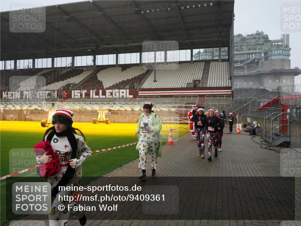 07.12.2025 - St. Pauli X-Mass-Run No. 15 Fabian Wolf http://msf.ph/oto/9409361 07.12.2025 11:08:56 Ziel 335, 338, 341, 495, 496, 619, 1205, 1211, 1464, 1502, 1511, 2070, 2879, 2898, 4471 meine-sportfotos.de