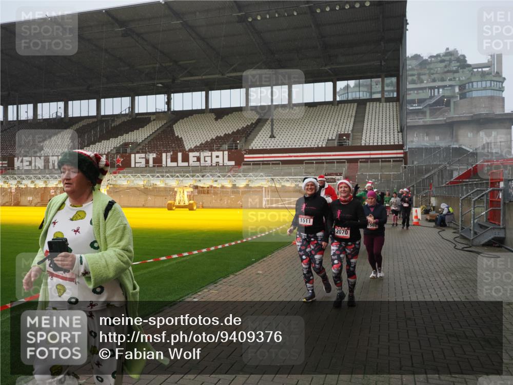 07.12.2025 - St. Pauli X-Mass-Run No. 15 Fabian Wolf http://msf.ph/oto/9409376 07.12.2025 11:08:57 Ziel 335, 338, 341, 495, 496, 619, 1136, 1138, 1140, 1205, 1211, 1464, 1502, 1511, 2070, 2879, 2898, 4471 meine-sportfotos.de