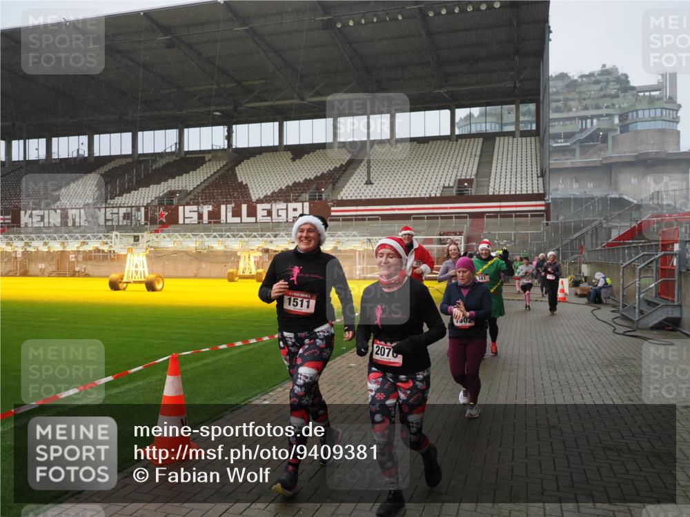 07.12.2025 - St. Pauli X-Mass-Run No. 15 Fabian Wolf http://msf.ph/oto/9409381 07.12.2025 11:08:58 Ziel 335, 338, 341, 495, 496, 619, 1136, 1138, 1140, 1205, 1211, 1502, 1511, 2070, 2879, 2898 meine-sportfotos.de