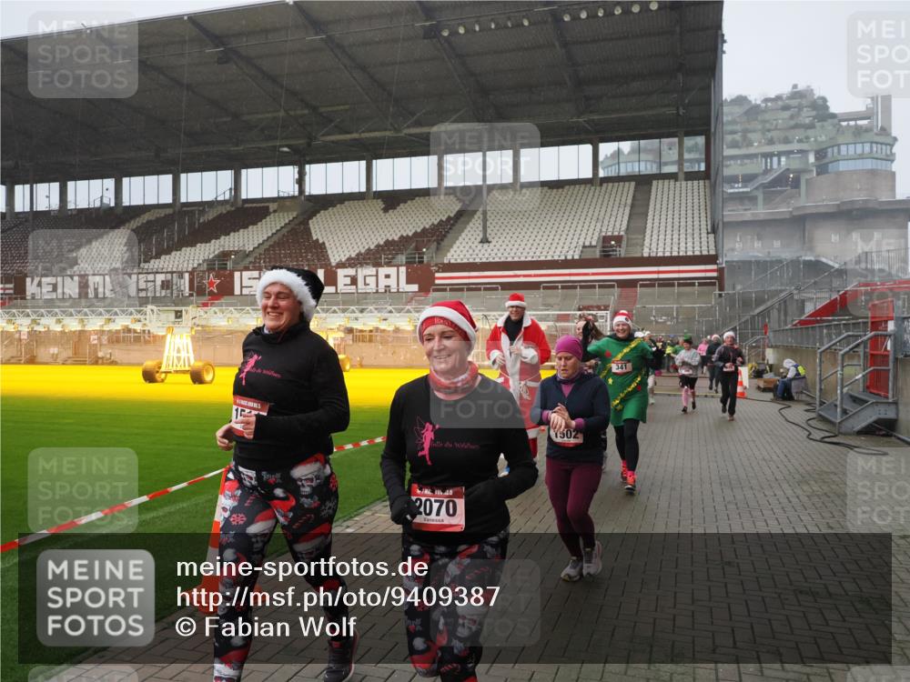 07.12.2025 - St. Pauli X-Mass-Run No. 15 Fabian Wolf http://msf.ph/oto/9409387 07.12.2025 11:08:59 Ziel 335, 338, 341, 495, 496, 619, 1136, 1138, 1140, 1205, 1211, 1502, 1511, 2070, 2879, 2898 meine-sportfotos.de