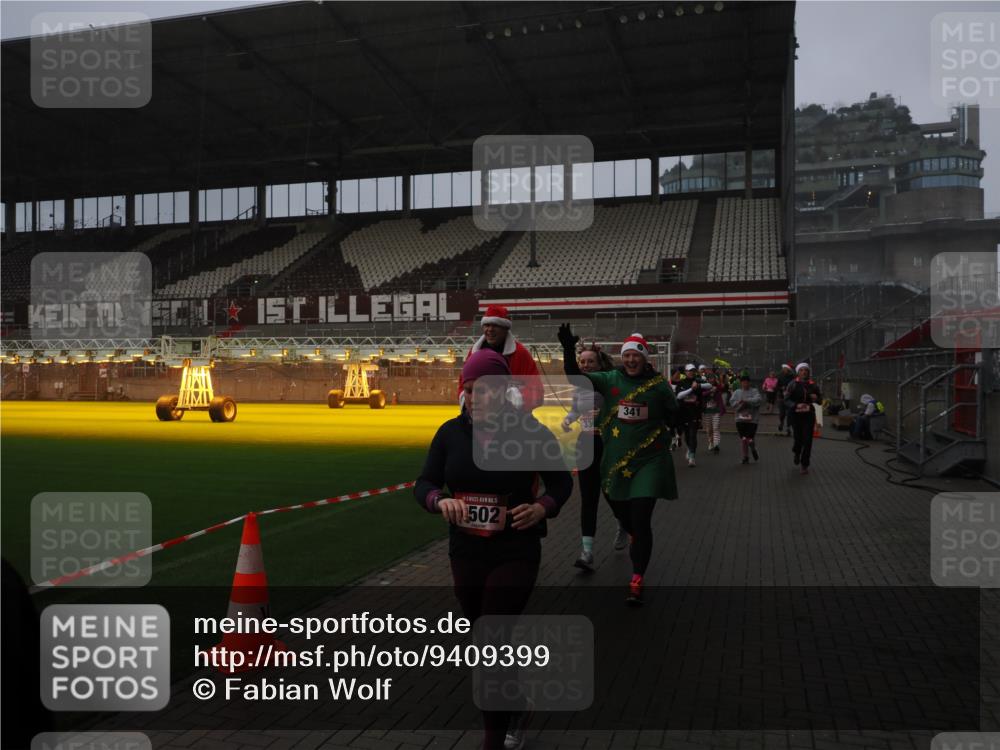07.12.2025 - St. Pauli X-Mass-Run No. 15 Fabian Wolf http://msf.ph/oto/9409399 07.12.2025 11:09:00 Ziel 335, 338, 341, 495, 496, 619, 1136, 1138, 1140, 1205, 1211, 1502, 1511, 2070, 2879, 2898 meine-sportfotos.de