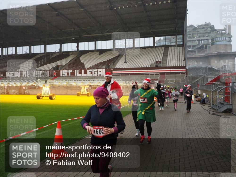 07.12.2025 - St. Pauli X-Mass-Run No. 15 Fabian Wolf http://msf.ph/oto/9409402 07.12.2025 11:09:00 Ziel 335, 338, 341, 495, 496, 619, 1136, 1138, 1140, 1205, 1211, 1502, 1511, 2070, 2879, 2898 meine-sportfotos.de