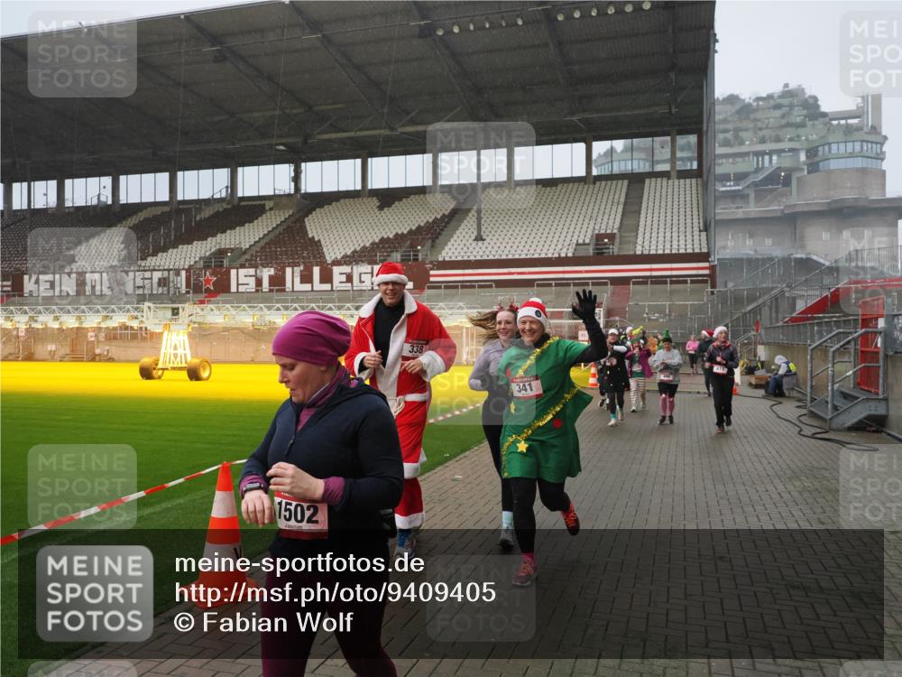 07.12.2025 - St. Pauli X-Mass-Run No. 15 Fabian Wolf http://msf.ph/oto/9409405 07.12.2025 11:09:00 Ziel 335, 338, 341, 495, 496, 619, 1136, 1138, 1140, 1205, 1211, 1502, 1511, 2070, 2879, 2898 meine-sportfotos.de
