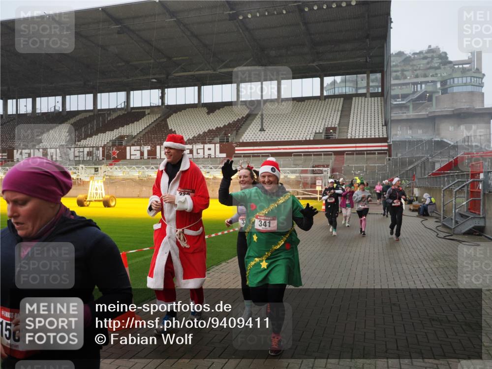 07.12.2025 - St. Pauli X-Mass-Run No. 15 Fabian Wolf http://msf.ph/oto/9409411 07.12.2025 11:09:00 Ziel 335, 338, 341, 495, 496, 619, 1136, 1138, 1140, 1205, 1211, 1502, 1511, 2070, 2879, 2898 meine-sportfotos.de