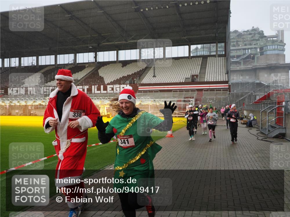 07.12.2025 - St. Pauli X-Mass-Run No. 15 Fabian Wolf http://msf.ph/oto/9409417 07.12.2025 11:09:01 Ziel 335, 338, 341, 495, 496, 619, 1136, 1138, 1140, 1205, 1211, 1502, 1511, 2070, 2879, 2898 meine-sportfotos.de
