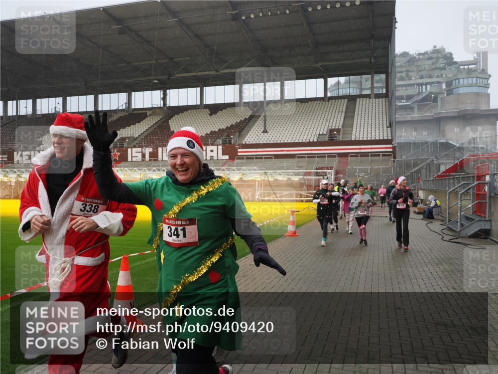 07.12.2025 - St. Pauli X-Mass-Run No. 15 Fabian Wolf http://msf.ph/oto/9409420 07.12.2025 11:09:01 Ziel 335, 338, 341, 495, 496, 619, 1136, 1138, 1140, 1205, 1211, 1502, 1511, 2070, 2879, 2898 meine-sportfotos.de
