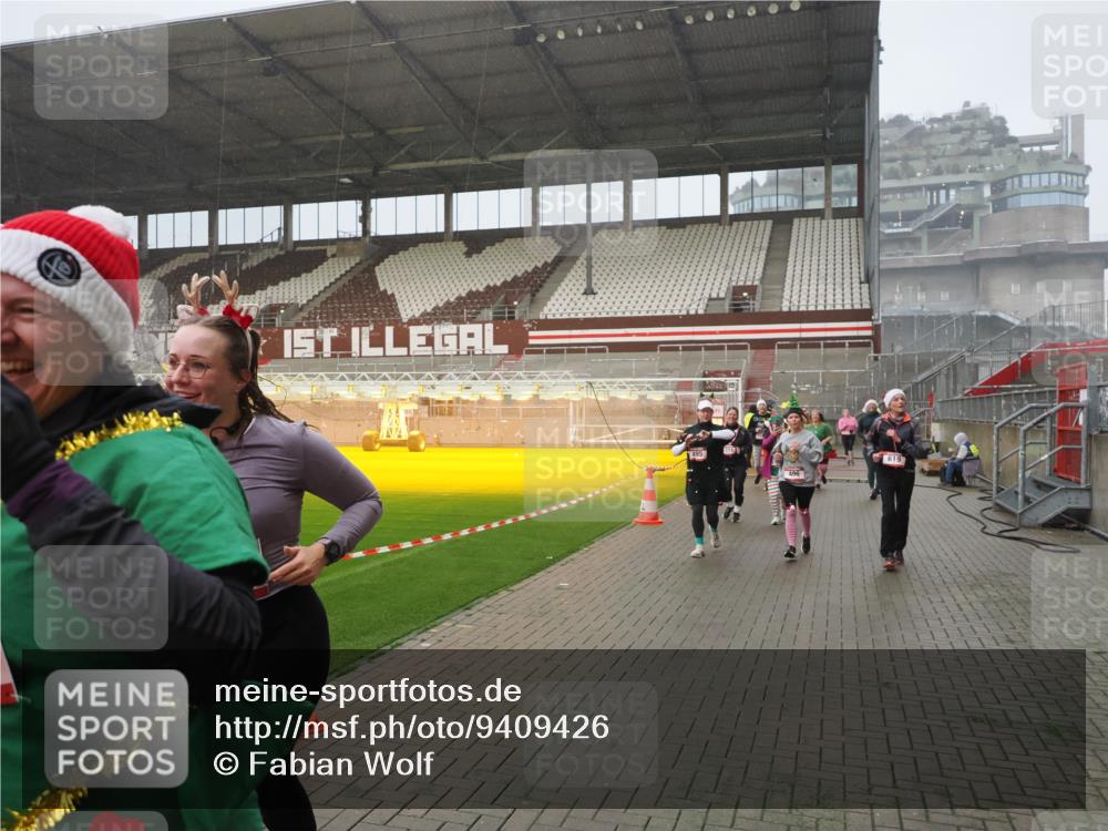 07.12.2025 - St. Pauli X-Mass-Run No. 15 Fabian Wolf http://msf.ph/oto/9409426 07.12.2025 11:09:01 Ziel 335, 338, 341, 495, 496, 619, 1136, 1138, 1140, 1205, 1211, 1502, 1511, 2070, 2879, 2898 meine-sportfotos.de