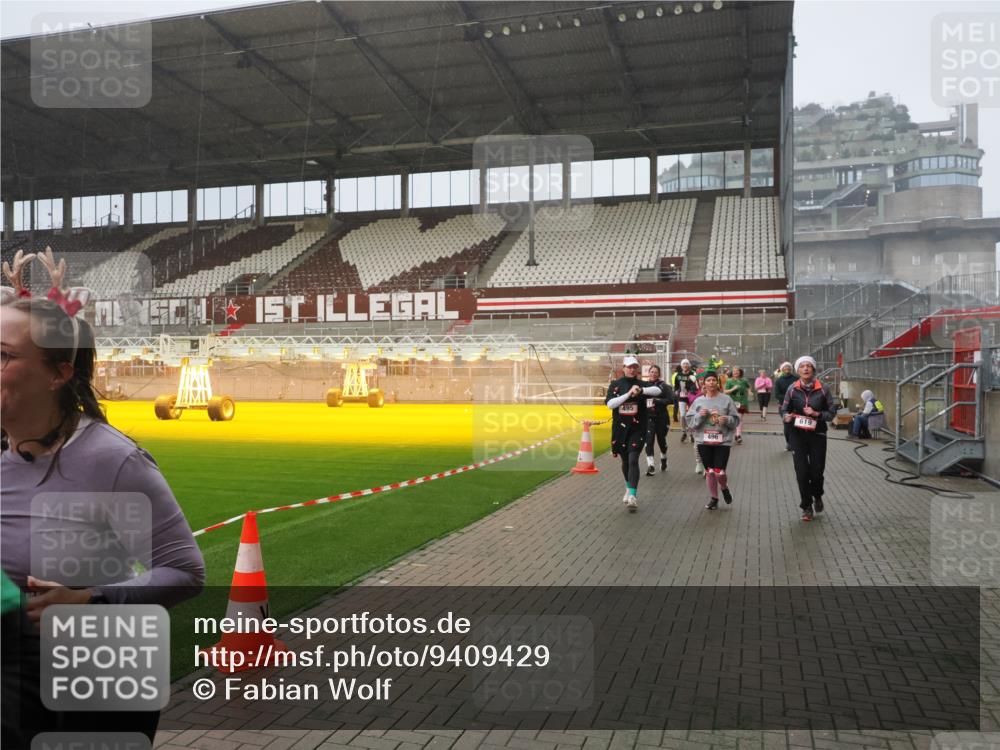 07.12.2025 - St. Pauli X-Mass-Run No. 15 Fabian Wolf http://msf.ph/oto/9409429 07.12.2025 11:09:02 Ziel 335, 338, 341, 495, 496, 619, 1136, 1138, 1140, 1205, 1211, 1502, 1511, 1574, 2070, 2879, 2898 meine-sportfotos.de