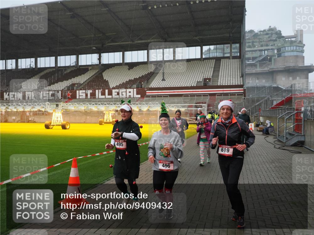 07.12.2025 - St. Pauli X-Mass-Run No. 15 Fabian Wolf http://msf.ph/oto/9409432 07.12.2025 11:09:04 Ziel 335, 338, 341, 495, 496, 619, 1136, 1138, 1140, 1205, 1211, 1502, 1511, 1574, 2070, 2879, 2898 meine-sportfotos.de