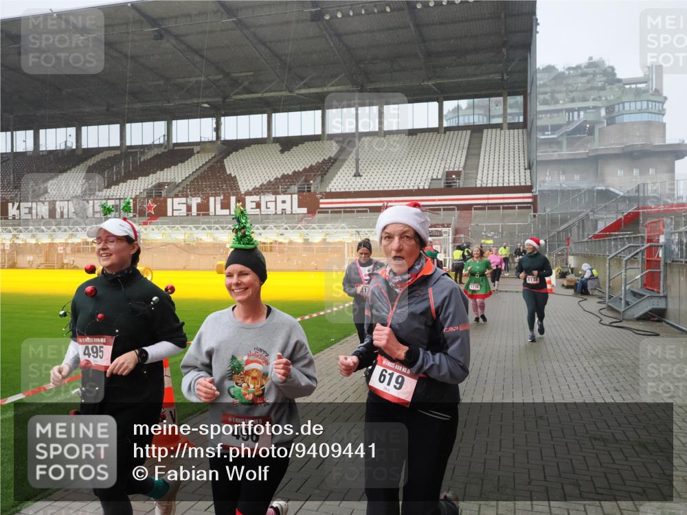 07.12.2025 - St. Pauli X-Mass-Run No. 15 Fabian Wolf http://msf.ph/oto/9409441 07.12.2025 11:09:04 Ziel 335, 338, 341, 495, 496, 619, 1136, 1138, 1140, 1205, 1211, 1502, 1511, 1574, 2070, 2879, 2898 meine-sportfotos.de