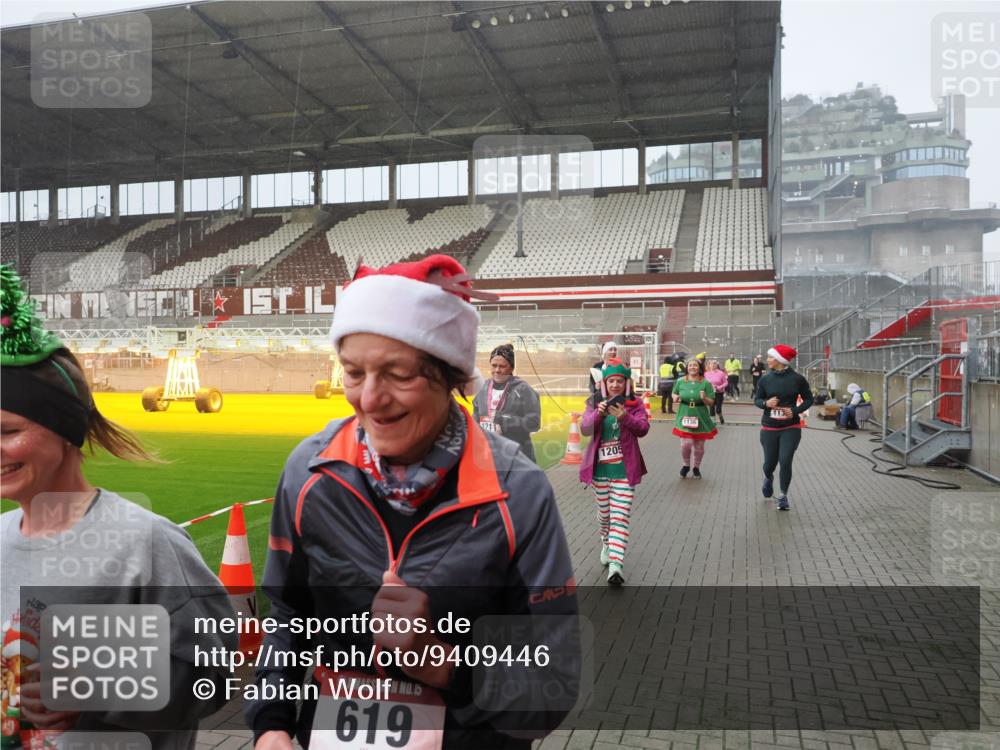 07.12.2025 - St. Pauli X-Mass-Run No. 15 Fabian Wolf http://msf.ph/oto/9409446 07.12.2025 11:09:05 Ziel 335, 338, 341, 495, 496, 619, 1136, 1138, 1140, 1205, 1211, 1502, 1511, 1574, 2070, 2879, 2898 meine-sportfotos.de