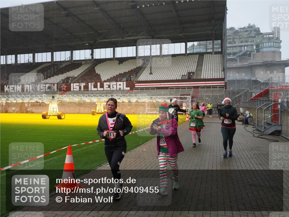 07.12.2025 - St. Pauli X-Mass-Run No. 15 Fabian Wolf http://msf.ph/oto/9409455 07.12.2025 11:09:06 Ziel 335, 338, 341, 495, 496, 619, 1136, 1138, 1140, 1205, 1211, 1502, 1511, 1574, 2070, 2879, 2898 meine-sportfotos.de