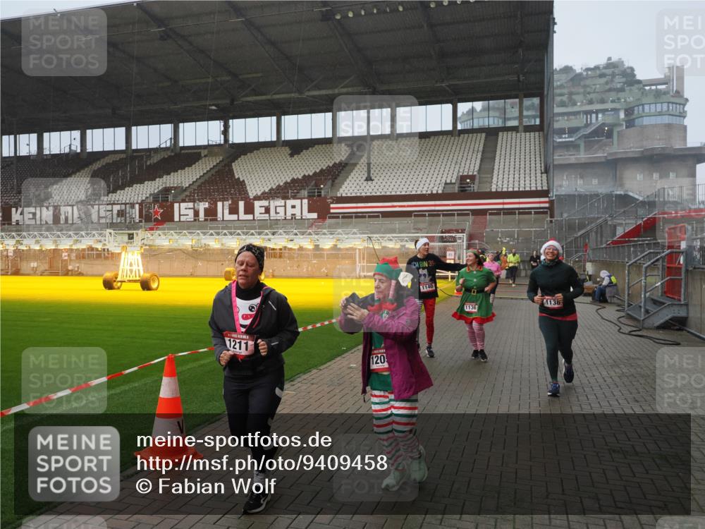 07.12.2025 - St. Pauli X-Mass-Run No. 15 Fabian Wolf http://msf.ph/oto/9409458 07.12.2025 11:09:06 Ziel 335, 338, 341, 495, 496, 619, 1136, 1138, 1140, 1205, 1211, 1502, 1511, 1574, 2070, 2879, 2898 meine-sportfotos.de