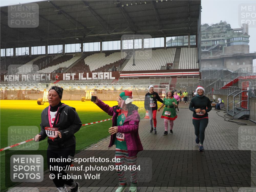 07.12.2025 - St. Pauli X-Mass-Run No. 15 Fabian Wolf http://msf.ph/oto/9409464 07.12.2025 11:09:06 Ziel 335, 338, 341, 495, 496, 619, 1136, 1138, 1140, 1205, 1211, 1502, 1511, 1574, 2070, 2879, 2898 meine-sportfotos.de