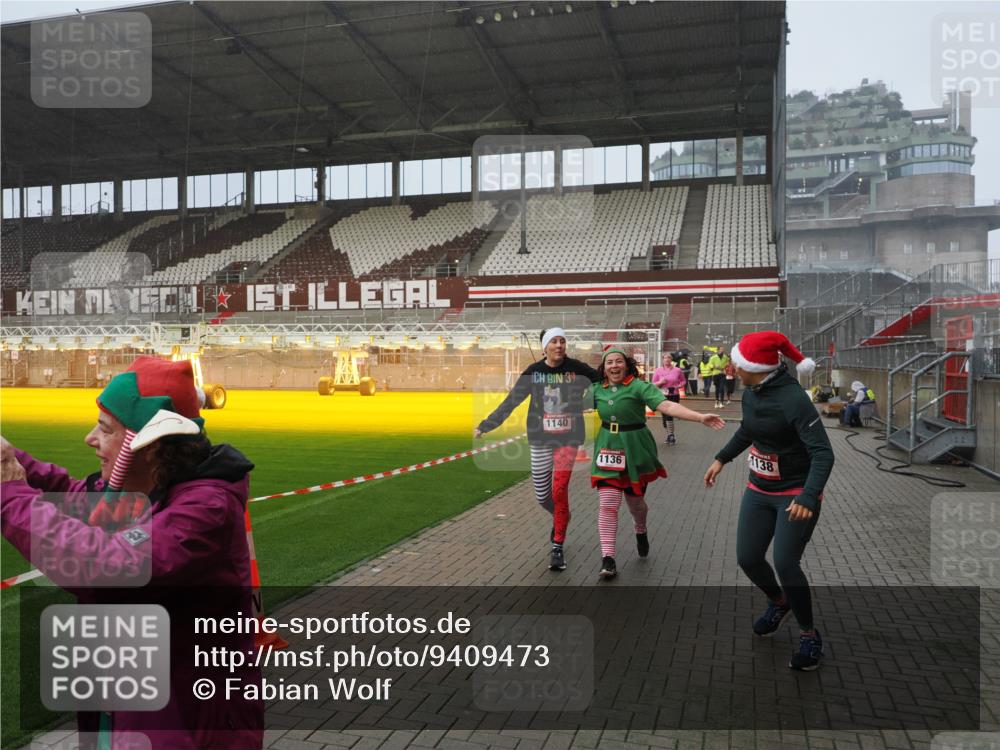 07.12.2025 - St. Pauli X-Mass-Run No. 15 Fabian Wolf http://msf.ph/oto/9409473 07.12.2025 11:09:07 Ziel 335, 338, 341, 495, 496, 558, 619, 1136, 1138, 1140, 1205, 1211, 1260, 1502, 1511, 1574, 2070, 2879, 2898 meine-sportfotos.de