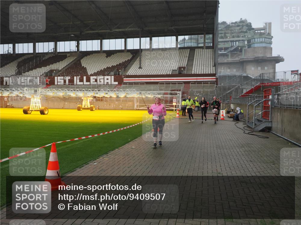 07.12.2025 - St. Pauli X-Mass-Run No. 15 Fabian Wolf http://msf.ph/oto/9409507 07.12.2025 11:09:11 Ziel 44, 51, 335, 338, 341, 495, 496, 558, 619, 1110, 1136, 1138, 1140, 1205, 1211, 1260, 1574 meine-sportfotos.de