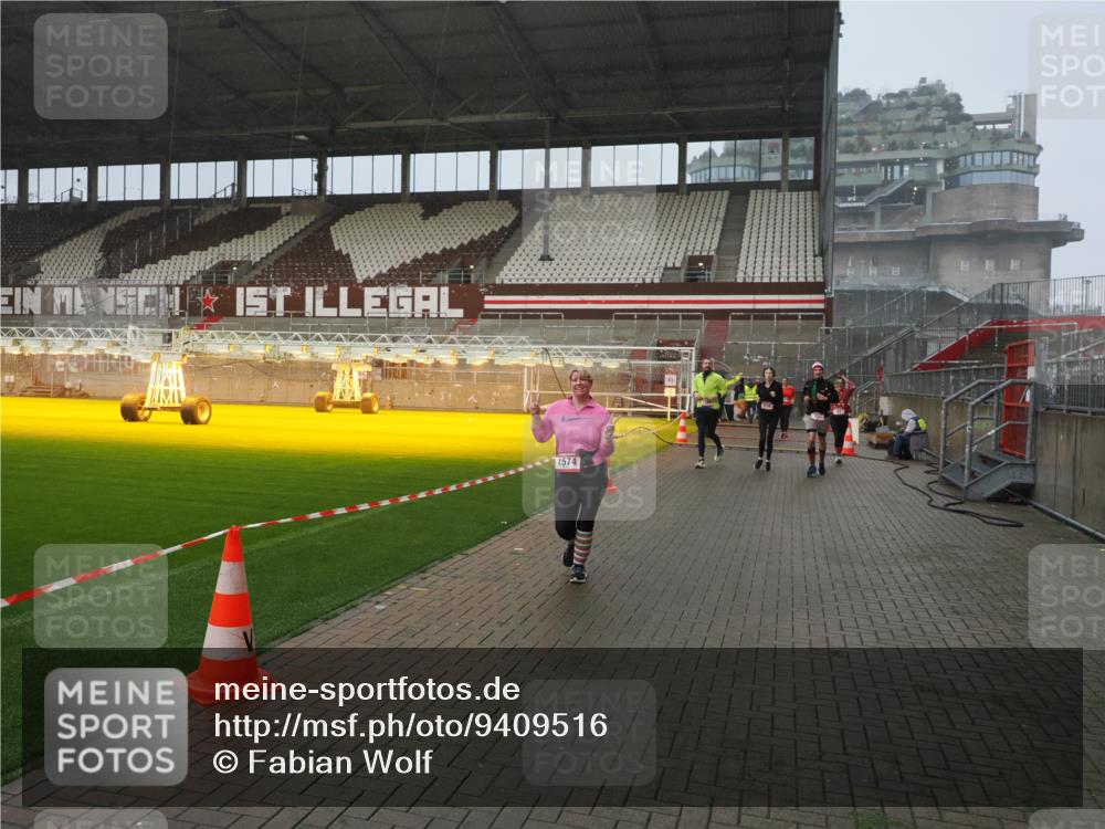 07.12.2025 - St. Pauli X-Mass-Run No. 15 Fabian Wolf http://msf.ph/oto/9409516 07.12.2025 11:09:11 Ziel 44, 51, 335, 338, 341, 495, 496, 558, 619, 1110, 1136, 1138, 1140, 1205, 1211, 1260, 1574 meine-sportfotos.de