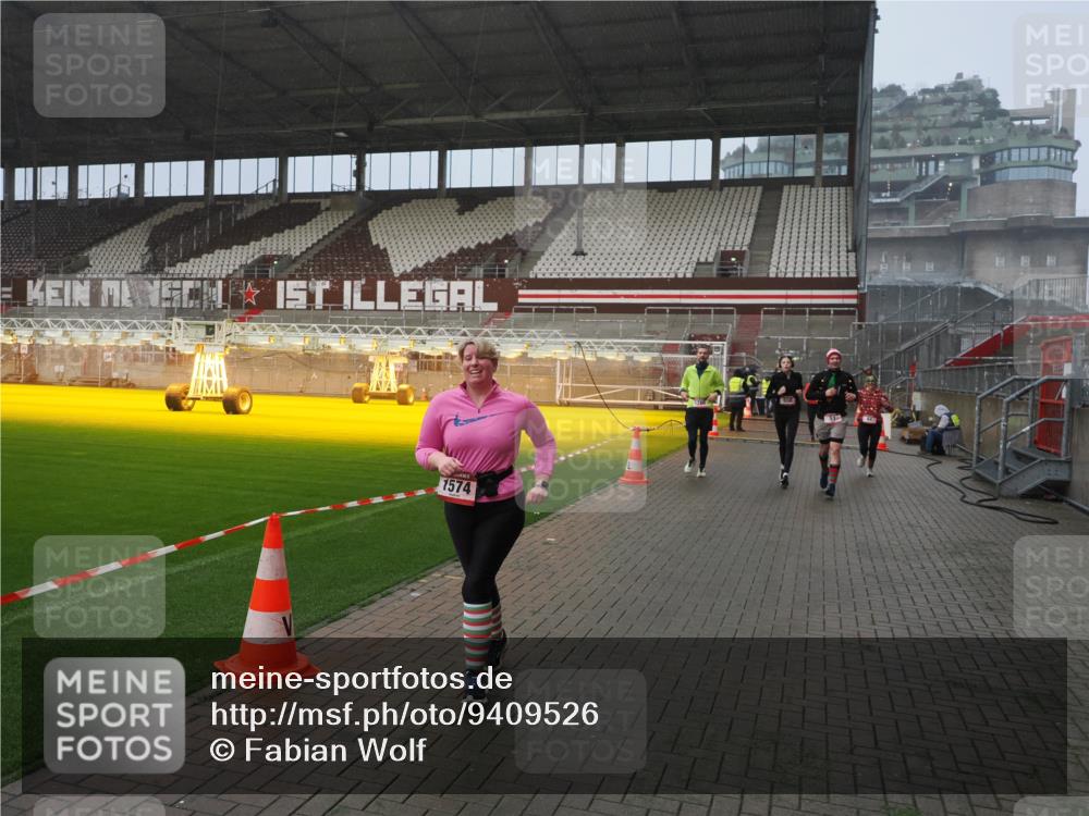 07.12.2025 - St. Pauli X-Mass-Run No. 15 Fabian Wolf http://msf.ph/oto/9409526 07.12.2025 11:09:13 Ziel 44, 51, 495, 496, 558, 619, 1110, 1136, 1138, 1140, 1205, 1211, 1260, 1574 meine-sportfotos.de