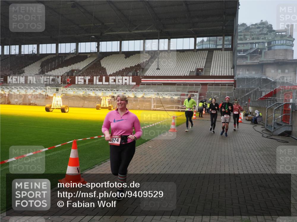 07.12.2025 - St. Pauli X-Mass-Run No. 15 Fabian Wolf http://msf.ph/oto/9409529 07.12.2025 11:09:13 Ziel 44, 51, 495, 496, 558, 619, 1110, 1136, 1138, 1140, 1205, 1211, 1260, 1574 meine-sportfotos.de