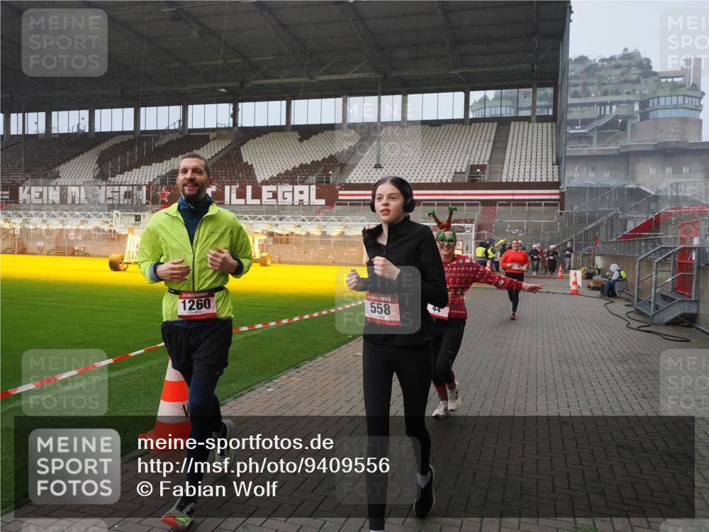 07.12.2025 - St. Pauli X-Mass-Run No. 15 Fabian Wolf http://msf.ph/oto/9409556 07.12.2025 11:09:17 Ziel 44, 51, 558, 1110, 1136, 1138, 1140, 1260, 1574 meine-sportfotos.de