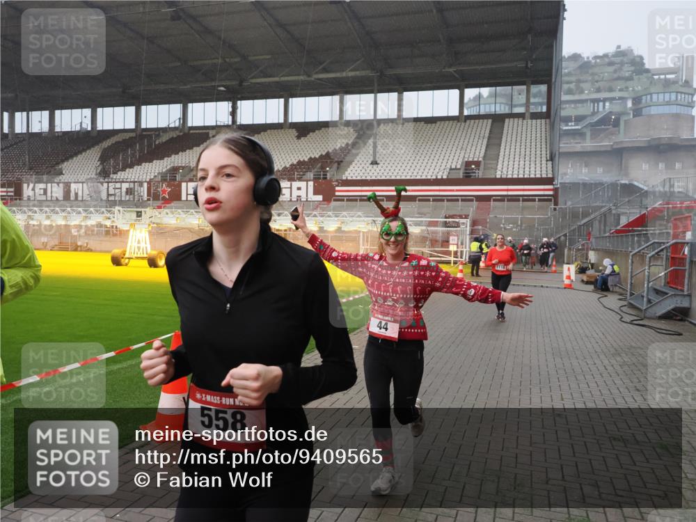 07.12.2025 - St. Pauli X-Mass-Run No. 15 Fabian Wolf http://msf.ph/oto/9409565 07.12.2025 11:09:17 Ziel 44, 51, 558, 1110, 1136, 1138, 1140, 1260, 1574 meine-sportfotos.de