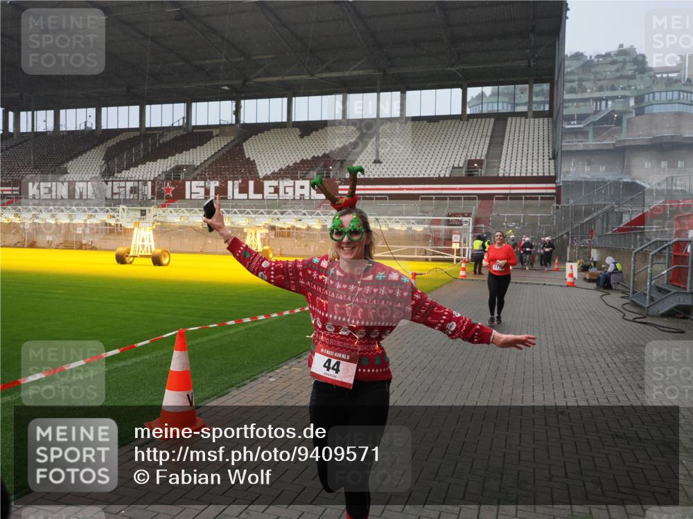 07.12.2025 - St. Pauli X-Mass-Run No. 15 Fabian Wolf http://msf.ph/oto/9409571 07.12.2025 11:09:18 Ziel 44, 51, 558, 1110, 1260, 1574 meine-sportfotos.de