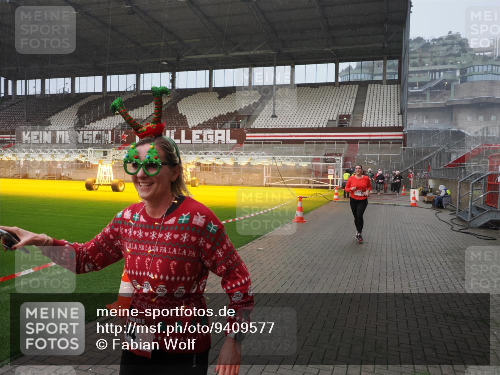 07.12.2025 - St. Pauli X-Mass-Run No. 15 Fabian Wolf http://msf.ph/oto/9409577 07.12.2025 11:09:18 Ziel 44, 51, 558, 1110, 1260, 1574 meine-sportfotos.de