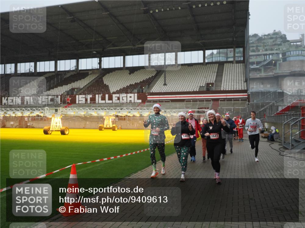07.12.2025 - St. Pauli X-Mass-Run No. 15 Fabian Wolf http://msf.ph/oto/9409613 07.12.2025 11:09:28 Ziel 44, 51, 59, 66, 266, 330, 971, 1084, 1110, 1463, 1477, 1641, 1851, 1870, 1945, 1974, 2042, 3151, 4190, 4191 meine-sportfotos.de