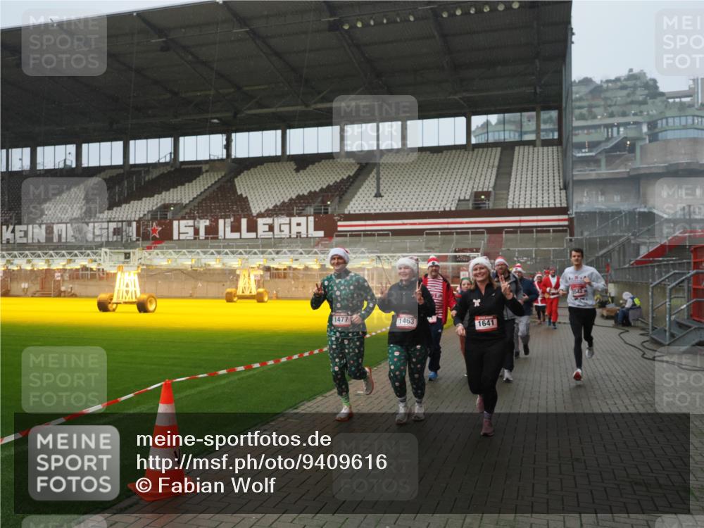 07.12.2025 - St. Pauli X-Mass-Run No. 15 Fabian Wolf http://msf.ph/oto/9409616 07.12.2025 11:09:28 Ziel 44, 51, 59, 66, 266, 330, 971, 1084, 1110, 1463, 1477, 1641, 1851, 1870, 1945, 1974, 2042, 3151, 4190, 4191 meine-sportfotos.de