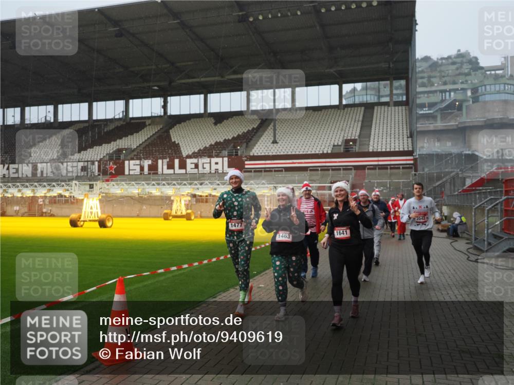 07.12.2025 - St. Pauli X-Mass-Run No. 15 Fabian Wolf http://msf.ph/oto/9409619 07.12.2025 11:09:28 Ziel 44, 51, 59, 66, 266, 330, 971, 1084, 1110, 1463, 1477, 1641, 1851, 1870, 1945, 1974, 2042, 3151, 4190, 4191 meine-sportfotos.de