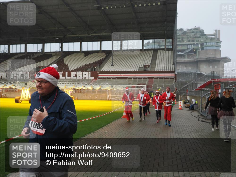 07.12.2025 - St. Pauli X-Mass-Run No. 15 Fabian Wolf http://msf.ph/oto/9409652 07.12.2025 11:09:32 Ziel 59, 66, 266, 330, 971, 1084, 1463, 1477, 1579, 1582, 1641, 1851, 1870, 1945, 1974, 2042, 3151, 4190, 4191 meine-sportfotos.de
