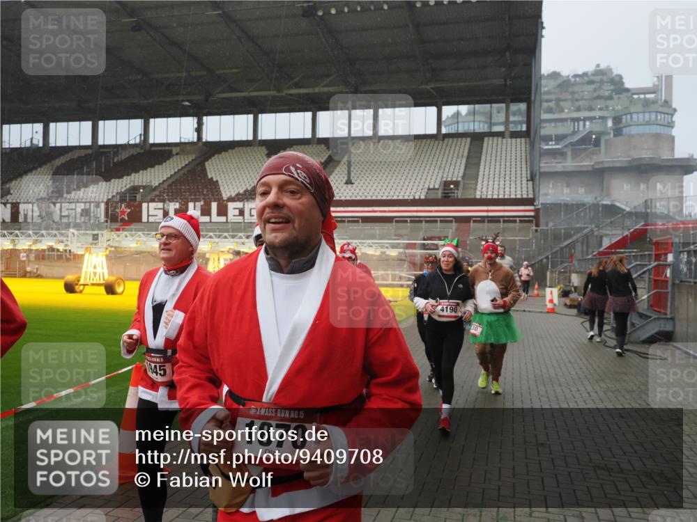 07.12.2025 - St. Pauli X-Mass-Run No. 15 Fabian Wolf http://msf.ph/oto/9409708 07.12.2025 11:09:36 Ziel 59, 66, 266, 330, 971, 1084, 1463, 1477, 1579, 1582, 1641, 1851, 1870, 1945, 1974, 2042, 3151, 4190, 4191 meine-sportfotos.de