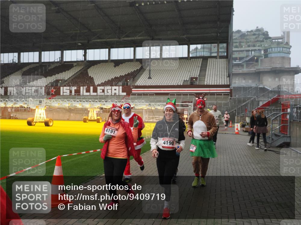 07.12.2025 - St. Pauli X-Mass-Run No. 15 Fabian Wolf http://msf.ph/oto/9409719 07.12.2025 11:09:37 Ziel 59, 66, 266, 330, 814, 971, 1084, 1157, 1463, 1477, 1579, 1582, 1641, 1851, 1870, 1945, 1974, 2042, 3151, 4190, 4191 meine-sportfotos.de