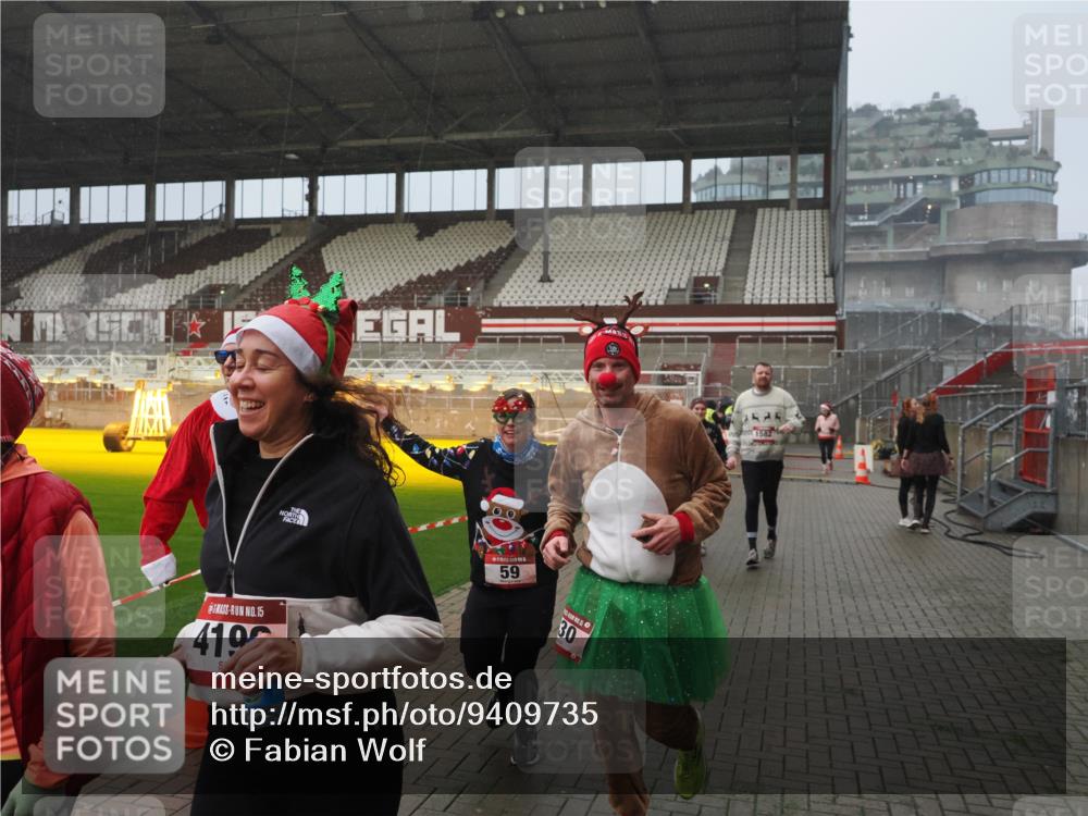 07.12.2025 - St. Pauli X-Mass-Run No. 15 Fabian Wolf http://msf.ph/oto/9409735 07.12.2025 11:09:38 Ziel 59, 66, 266, 330, 814, 971, 1084, 1157, 1463, 1477, 1579, 1582, 1641, 1851, 1870, 1945, 1974, 2042, 3151, 4190, 4191 meine-sportfotos.de