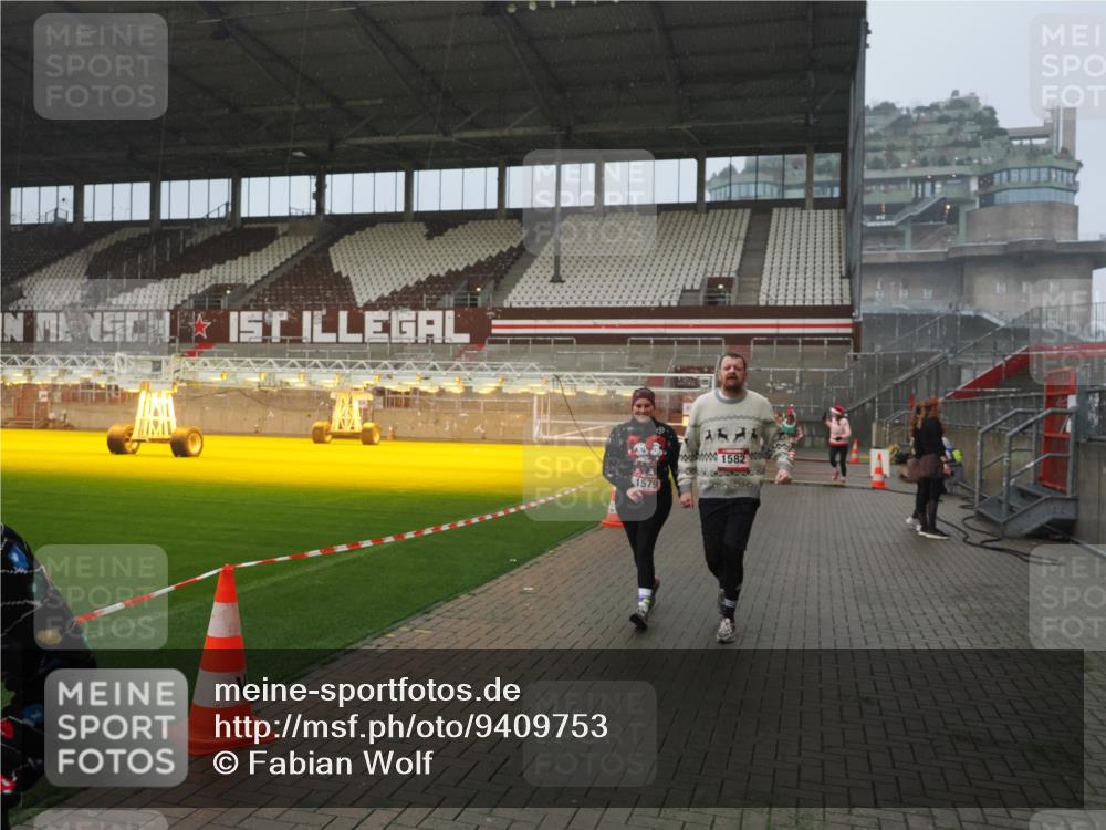 07.12.2025 - St. Pauli X-Mass-Run No. 15 Fabian Wolf http://msf.ph/oto/9409753 07.12.2025 11:09:39 Ziel 59, 66, 266, 330, 814, 971, 1084, 1157, 1463, 1477, 1579, 1582, 1641, 1851, 1870, 1945, 1974, 2042, 3151, 4190, 4191 meine-sportfotos.de