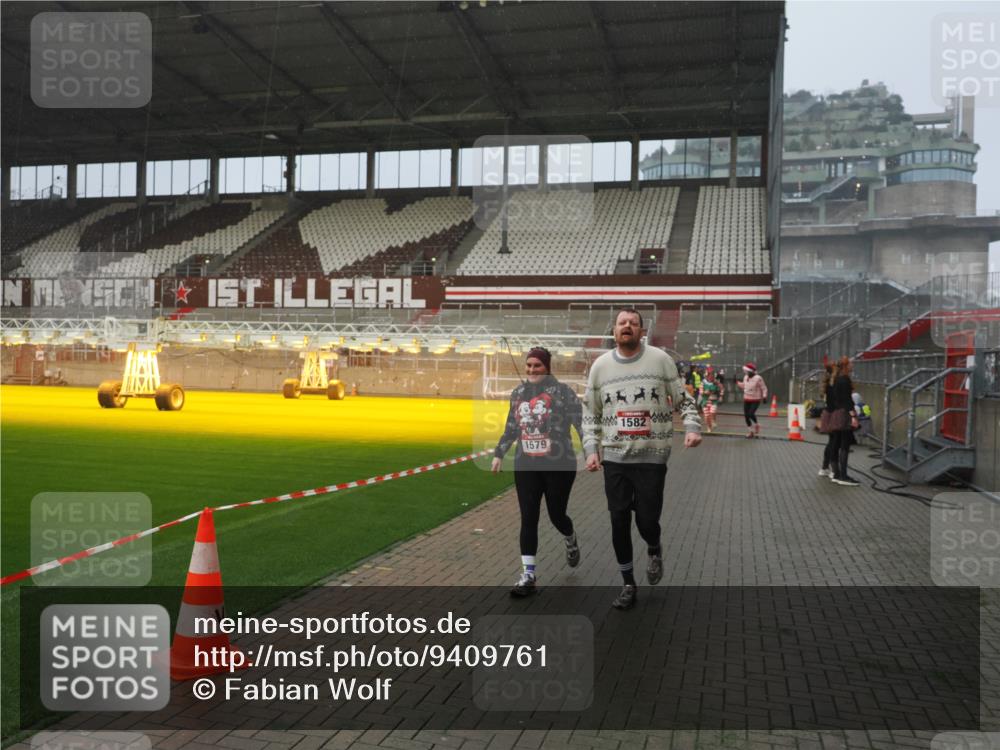07.12.2025 - St. Pauli X-Mass-Run No. 15 Fabian Wolf http://msf.ph/oto/9409761 07.12.2025 11:09:39 Ziel 59, 66, 266, 330, 814, 971, 1084, 1157, 1463, 1477, 1579, 1582, 1641, 1851, 1870, 1945, 1974, 2042, 3151, 4190, 4191 meine-sportfotos.de