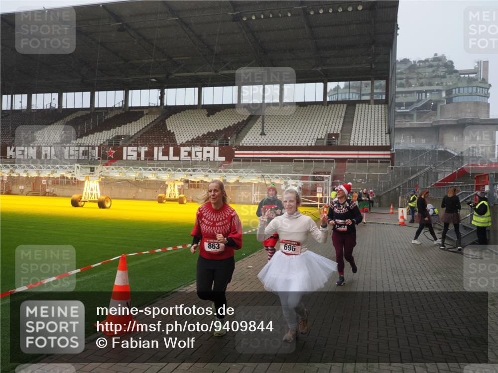 07.12.2025 - St. Pauli X-Mass-Run No. 15 Fabian Wolf http://msf.ph/oto/9409844 07.12.2025 11:09:53 Ziel 696, 720, 737, 755, 814, 863, 1157, 1163 meine-sportfotos.de