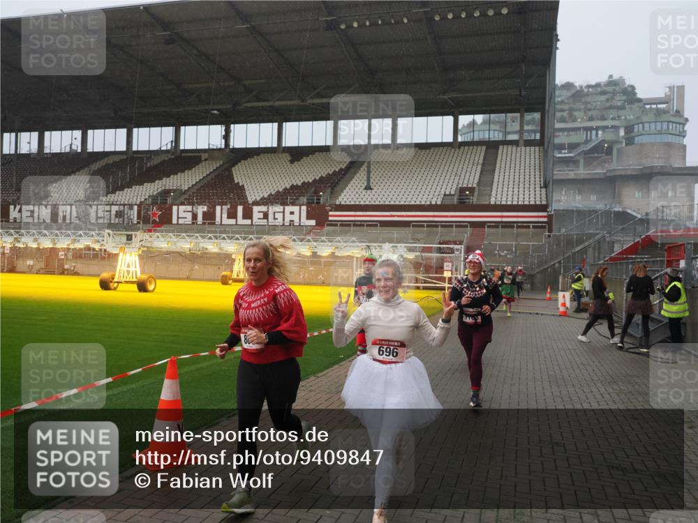 07.12.2025 - St. Pauli X-Mass-Run No. 15 Fabian Wolf http://msf.ph/oto/9409847 07.12.2025 11:09:53 Ziel 696, 720, 737, 755, 814, 863, 1157, 1163 meine-sportfotos.de