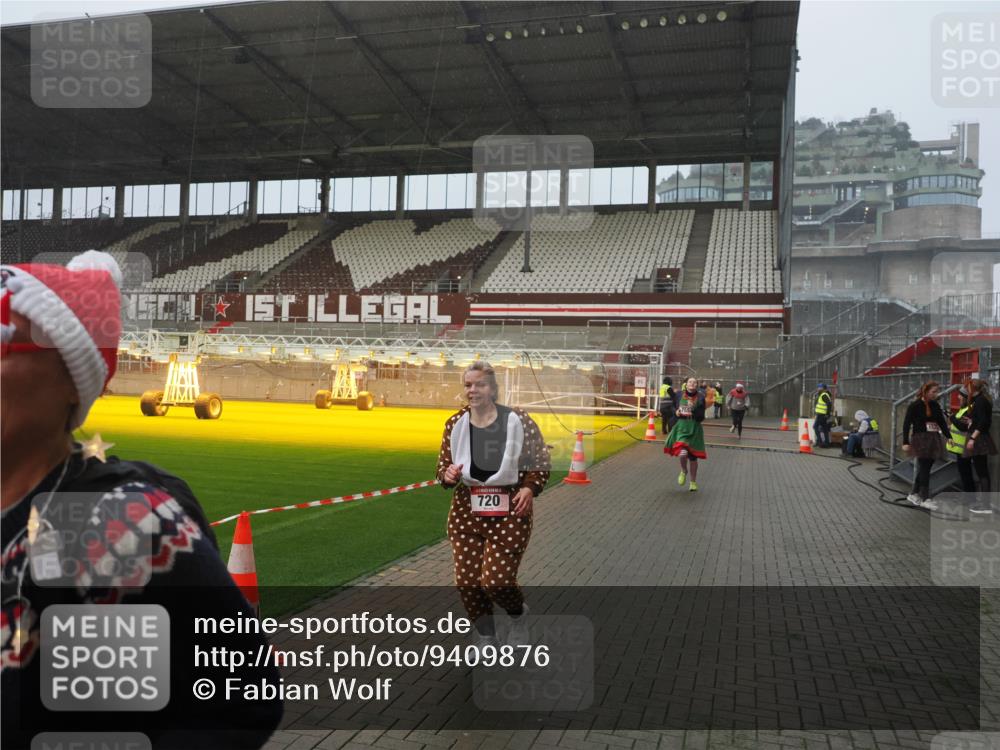 07.12.2025 - St. Pauli X-Mass-Run No. 15 Fabian Wolf http://msf.ph/oto/9409876 07.12.2025 11:09:55 Ziel 696, 720, 737, 753, 755, 814, 863, 1157, 1163 meine-sportfotos.de