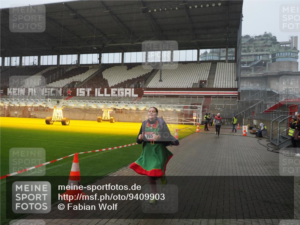 07.12.2025 - St. Pauli X-Mass-Run No. 15 Fabian Wolf http://msf.ph/oto/9409903 07.12.2025 11:09:58 Ziel 696, 720, 737, 753, 755, 863, 1163 meine-sportfotos.de