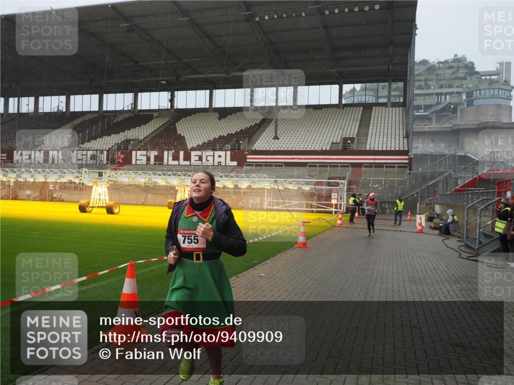 07.12.2025 - St. Pauli X-Mass-Run No. 15 Fabian Wolf http://msf.ph/oto/9409909 07.12.2025 11:09:58 Ziel 696, 720, 737, 753, 755, 863, 1163 meine-sportfotos.de